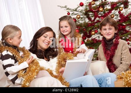 7. Oktober 2009 - 7. Oktober 2009 - glückliche Familie: Mutter mit drei Kindern auf Weihnachten Ã'Â © CTK/ZUMAPR) Stockfoto