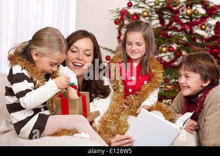 7. Oktober 2009 - 7. Oktober 2009 - glückliche Familie: Mutter mit drei Kindern auf Weihnachten: (Cre Stockfoto
