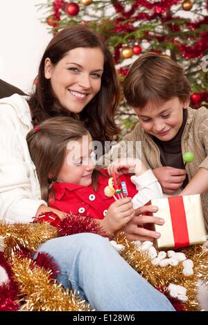 7. Oktober 2009 - 7. Oktober 2009 - glückliche Familie: Mutter mit Sohn und Tochter auf Weihnachten C Stockfoto