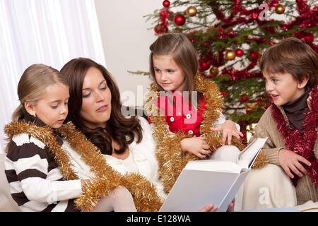 7. Oktober 2009 - 7. Oktober 2009 - glückliche Familie: Mutter mit drei Kindern auf Weihnachten Ã'Â © CTK/ZUMAPR) Stockfoto