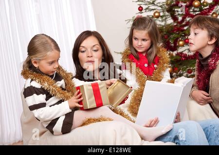 7. Oktober 2009 - 7. Oktober 2009 - glückliche Familie: Mutter mit drei Kindern auf Weihnachten Ã'Â © CTK/ZUMAPR) Stockfoto