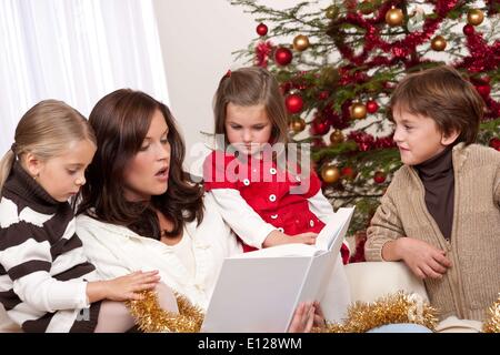 7. Oktober 2009 - 7. Oktober 2009 - glückliche Familie: Mutter mit drei Kindern zu Weihnachten Stockfoto