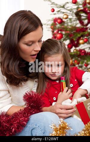 7. Oktober 2009 - 7. Oktober 2009 - Mutter mit Kind auf Weihnachten Ã'Â © CTK/ZUMAPR) Stockfoto