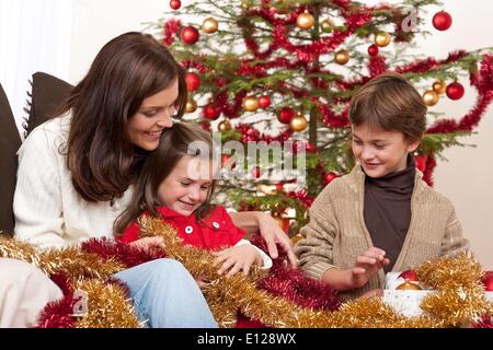 7. Oktober 2009 - 7. Oktober 2009 - glückliche Familie: Mutter mit Sohn und Tochter auf Weihnachten (C Stockfoto