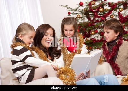 7. Oktober 2009 - 7. Oktober 2009 - glückliche Familie: Mutter mit drei Kindern zu Weihnachten Stockfoto