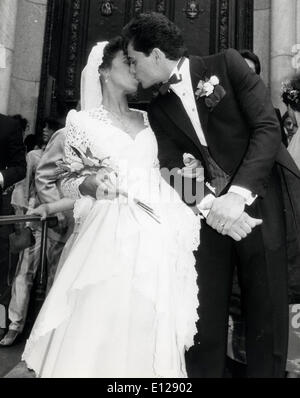 1. April 2009 - London, England, Vereinigtes Königreich - Schauspielerin MICHELE DIMITRI Hochzeit Ehe Stockfoto