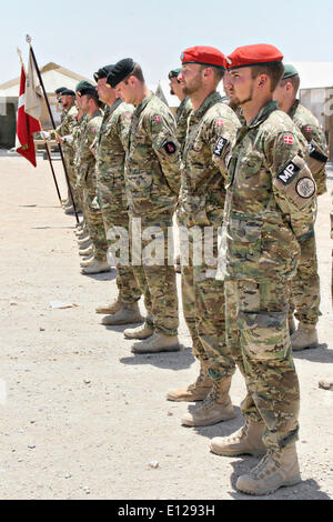 Dänische Armeesoldaten stehen in Bildung während der End-of-Operation-Zeremonie markiert das Ende des dänischen Kampfeinsätzen in Afghanistan 20. Mai 2014 im Camp Viking, Provinz Helmand, Afghanistan. Stockfoto