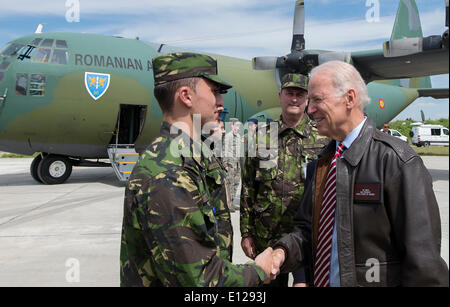 US-Vizepräsident Joe Biden erfüllt eine rumänische Dienst Mitglied 20. Mai 2014 in Bukarest, Rumänien. Biden ist in Rumänien, Verbündete des amerikanischen Engagements in der Region zu beruhigen. Stockfoto