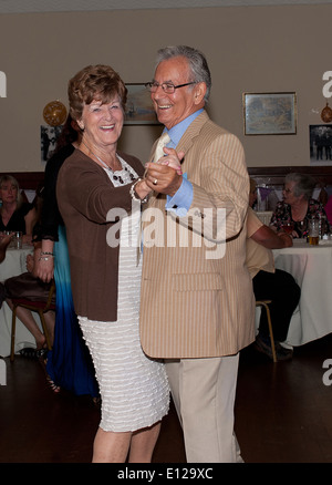 Ein älteres Paar tanzt glücklich zusammen Stockfoto