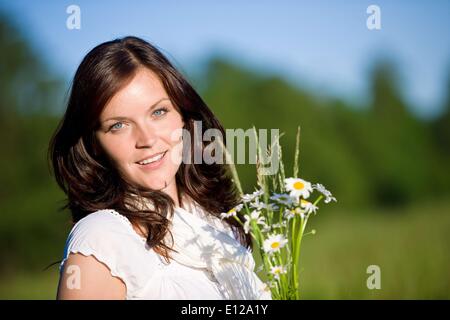 5. Juni 2010 - 5. Juni 2010 - schöne Frau mit Blumen-Gänseblümchen an sonnigen Tag Ã'Â © CTK/ZUMAPR) Stockfoto