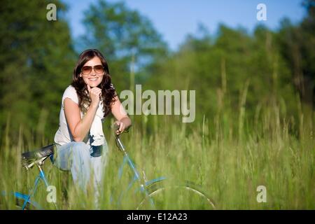 5. Juni 2010 - 5. Juni 2010 - Frau mit altmodischen Fahrrad im Sommerwiese an sonnigen Tag Stockfoto