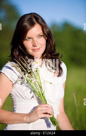 5. Juni 2010 - 5. Juni 2010 - schöne Frau mit Blumen-Gänseblümchen an sonnigen Tag Ã'Â © CTK/ZUMAPR) Stockfoto