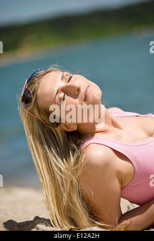 23. Juni 2010 - 23. Juni 2010 - blonde Frau entspannen Sie im Sommersonne liegen am Strand Ã'Â © CTK/ZUMAPR) Stockfoto