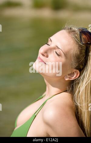 23. Juni 2010 - 23. Juni 2010 - blonde Frau genießen Sommersonne mit Sonnenbrille auf See Ã'Â © CTK/ZUMAPR) Stockfoto