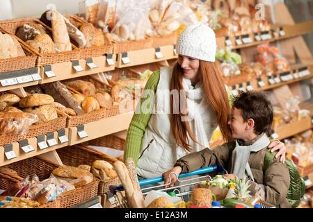 15. Mai 2009 - 15. Mai 2009 - Supermarkt einkaufen - fröhliche Frau mit Kind in einem Supermarkt Stockfoto
