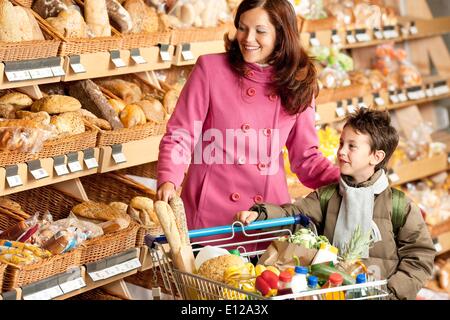 15. Mai 2009 - 15. Mai 2009 - Supermarkt einkaufen - lächelnde Frau mit Kind in einem Supermarkt Ã'Â © CTK/ZUMAPRE Stockfoto
