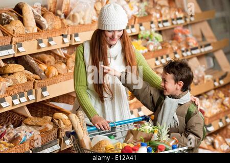 15. Mai 2009 - 15. Mai 2009 - Supermarkt einkaufen - lange rote Haare Frau mit Kind in einem Supermarkt Stockfoto