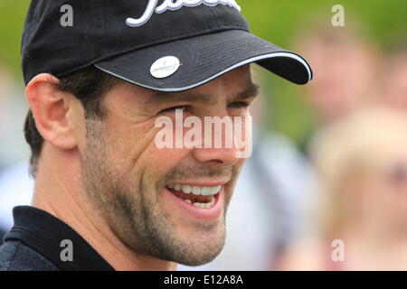 Wentworth, Surrey, UK. 21. Mai 2014. Prominente begleiten Sie die Stars der PGA European Golf Tour auf den Grüns von Wentworth für die jährliche Vitrine BMW PGA Championship pro-am. RUGBY ASS BEN FODEN. Bildnachweis: Motofoto/Alamy Live-Nachrichten Stockfoto