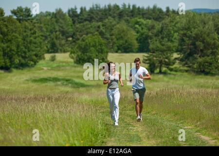 13. Juni 2009 - 13. Juni 2009 - Frühling junges Paar Joggen draußen im Natur auf sonnigen Tag o Stockfoto