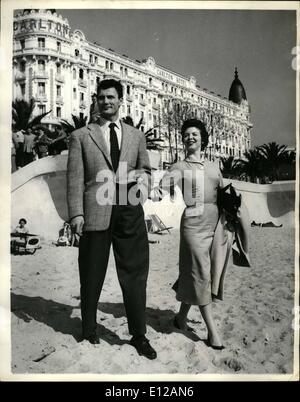 9. Dezember 2011 - Internationales Filmfestival in Cannes. Amerikanische Tough Guy und seine Frau. Die meisten Neuankömmlinge in Cannes für das internationale Filmfestival gehörte Tough Guy Jack Palance und seine Frau Virginia Baker eine theatralische Künstler, der sagt, verlässt sie die Schauspielerei zu Jack. Keystone-Fotoshows: Jack Palance und seine Frau am Strand von Cannes. Stockfoto