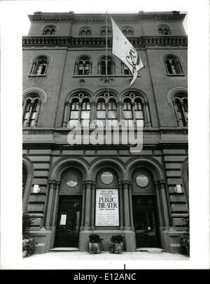 9. Dezember 2011 - populistische Theater: Eines der aufregendsten Orte in einer aufregenden Stadt ist das Wahrzeichen New Yorks, vor 118 Jahren gespendet, um die erste freie öffentliche Bibliothek der Stadt zu beherbergen. Im Jahr 1965 Papp gekauft und renoviert. Dann bekam die überzeugende Produzent die Stadt, von ihm so seine Hypothek und andere Kosten- und Mietvertrag es zurück zahlen ihm für $ 1 pro Jahr zu kaufen. Hinter der Renaissance Fassade summt und brummt die Arbeit des Setzens auf 40 oder 50 Stücke pro Jahr. Stockfoto