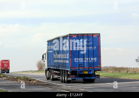 Front Runner Logistik LKW Reisen entlang der Schnellstraße A417 in Cotswolds, England Stockfoto