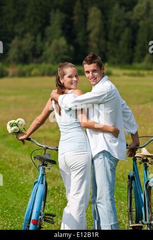 28. August 2009 - 28. August 2009 - romantische junges Paar mit alten Motorrad im Frühjahr Natur an sonnigen Tag Ã'Â © CTK/ZUMAPR Stockfoto