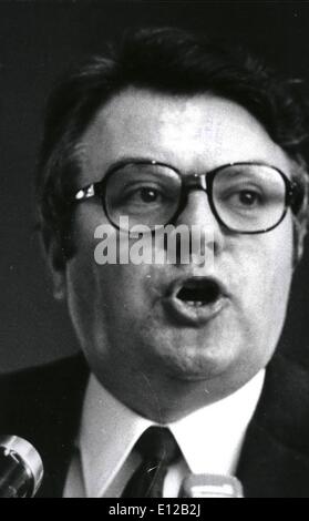 9. Dezember 2011 - Herr Pierre Mauroy: Alain Savary gelingen? Ã ¢ Â'¬â €œ morgen Abend in Paris, das Zentralkomitee der sozialistischen Stockfoto