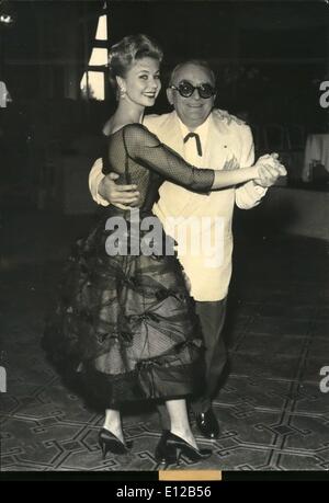 9. Dezember 2011 - Filmfestival in Cannes. OPS: Marcel Achard, weiß Abend Jacke, eine Sonnenbrille, tanzt mit der American star Mitzi Gaynor. Kann 7/58 Stockfoto