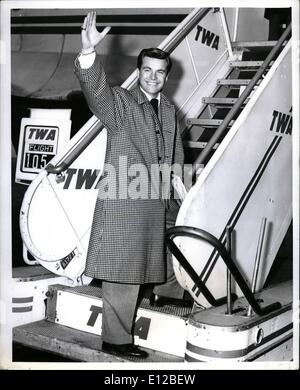 9. Dezember 2011 - N. Y. International Airport, 26. Februar--schöne neue Filmstar Robert Wagner verlässt für St. Louis über Twa nach einem kurzen Besuch im Vorfeld der Eröffnung seiner neuesten Bild, "die wahre Geschichte von Jesse James,'' ein 20. Jahrhundert - Fuchs-Film. Wagner spielt Outlaw Jesse King James in der Abenteuer-Drama. Stockfoto