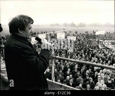 16. Dezember 2011 - eintägige Streik gegen Industrial Relations Bill: Tausende von Arbeitern waren die Teilnahme an der heutigen Tages-Streik aus Protest gegen die Arbeitsbeziehungen Rechnung. Es gab ein Marsch von LTower Hill in London, Speakers Corner, Hyde Park, wo ein Treffen stattfand, nach denen sie MP Lobby im House Of Commons ging. Das Foto zeigt Herrn Kevin Halpin, Chef kommunistischen Veranstalter des Streiks, Adressierung der heutigen Sitzung im Hyde Park. Stockfoto