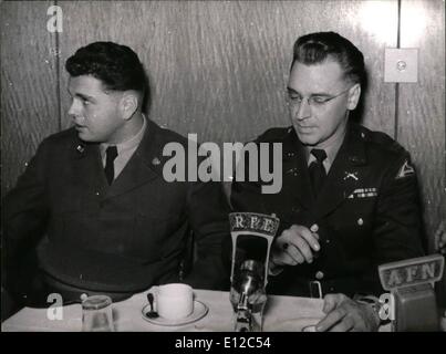 12. Dezember 2011 - CPT Richard H. Dries und Pfc. George M. Pisk: Mitglieder der US-Army zu Tag eine Pressekonferenz in Nürnberg Army-Hotel. Sie wurden von Prag heute veröffentlicht. Am 17. September 1954 hatten die beiden Soldaten, die Deutsch-Prüfung-Grenze zu kontrollieren. Sie wurden von drei Check-Soldaten gefangen genommen und nach Prag gebracht. CPT Richard H. Dries, 32 J. of New York (rechts) und Pfc. George M. Pisk, 22, aus Austin/Texas während der Konferenz. Stockfoto