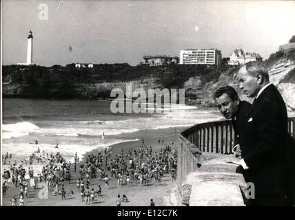 12. Dezember 2011 - nimmt Herr Antoine Pinay ehemaliger Premierminister und führende französische Politiker seinen Urlaub auf Biarrits berühmten französischen Badeort an der Atlantikküste Kosten. Er ist mit Mr Guy Petit Bürgermeister von der Tour und Senator. Herr Pinay lehnte das Angebot seiner Freunde bei der letzten Präsidentenwahl gegen General de Gaulle für die Wahl ausgeführt. Stockfoto