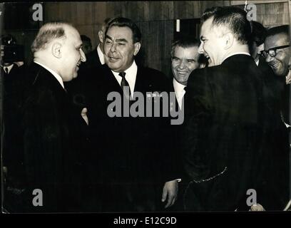 16. Dezember 2011 - 10. Kongress der kommunistischen Partei Bulgariens. In der Lobby während der Pause zwischen den Sitzungen von links sind Todor Zhivkov, erster Sekretär des ZK der BCP, bulgarische Premierminister, Leonid Brezhnev, Generalsekretär des ZK der KPdSU, Georgi Traikov, Vorsitzender des Präsidiums der Nationalversammlung von Bulgarien, der Leiter der Delegation der kubanischen Armando Hart Davalos, Mitglied des Politbüro des ZK der kubanischen CP , Severo Aguire, Mitglied des ZK der kubanischen CP. Stockfoto