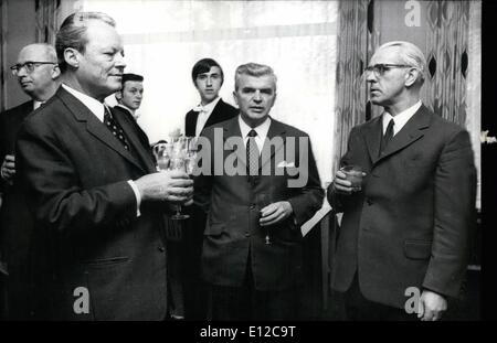 16. Dezember 2011 - trafen sich Brandt - Stoph treffen in Kassel die Häuptlinge der Regierung der beiden deutschen Staaten, Willy BRANDT und Willi STOPH in Kassel für ihre 2. Gespräch. Die Gespräche wurden im Schloss Wilhelmshöhe. Unser Foto zeigt westdeutsche Bundeskanzler Willy BRANDT (links) mit DDR-Ministerpräsident Willy STOPH (rechts) und der Ministerpräsident des Landes Hessen, Albert OSSWALD (Ctr), in einem cocktail Gespräch vor Beginn der Gespräche. Keystone Frankfurt 21.05.70 Stockfoto