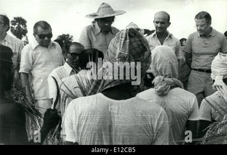 16. Dezember 2011 - Herr Robert McNamara, der Präsident der Weltbank, im Gespräch mit den Landwirten ein Burdwan Dorf von West Bengal. Stockfoto