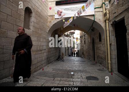 Jerusalem, Jerusalem, Palästina. 21. Mai 2014. Ein palästinensischer Christ Mann vorbei ein Banner Darstellung Papst Francis in der Jerusalemer Altstadt am 21. Mai 2014 wenige Tage vor der obersten Ebene Spazierwege Besuch Papst Francis ins Heilige Land. Der Papst besuchen Gethsemane während seiner ersten Reise in die Region besuchen, Jordanien, Palästina und Israel zwischen 24.Mai bis Mai 26 Credit: Saeed Qaq/APA Images/ZUMAPRESS.com/Alamy Live News Stockfoto