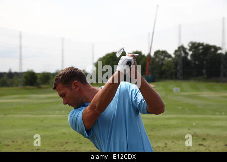 Wentworth, Surrey, UK. 21. Mai 2014. Promis kommen die Stars der PGA European Golf Tour auf den Grüns von Wentworth für die jährliche Präsentation BMW PGA Championship pro-am. Andriy Shevchenko Credit aufwärmt: Motofoto/Alamy Live News Stockfoto