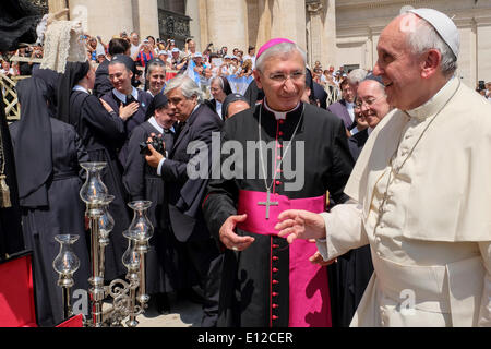 Vatikan-Stadt. 21. Mai 2014. Die Statue der Maria SS. Addolorata von Tarent ist mit der Arciconfraternita del Carmine in einer Prozession zum Papst Francis gebracht - Generalaudienz vom 21 kann 2014 Credit: wirklich Easy Star/Alamy Live News Stockfoto