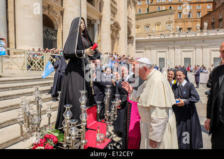 Vatikan-Stadt. 21. Mai 2014. Die Statue der Maria SS. Addolorata von Tarent ist mit der Arciconfraternita del Carmine in einer Prozession zum Papst Francis gebracht - Generalaudienz vom 21 kann 2014 Credit: wirklich Easy Star/Alamy Live News Stockfoto