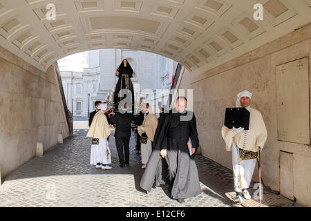 Vatikan-Stadt. 21. Mai 2014. Die Statue der Maria SS. Addolorata von Tarent ist mit der Arciconfraternita del Carmine in einer Prozession zum Papst Francis gebracht - Generalaudienz vom 21 kann 2014 Credit: wirklich Easy Star/Alamy Live News Stockfoto