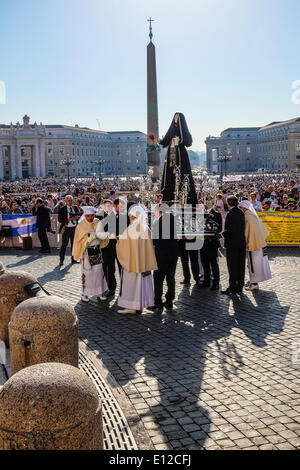 Vatikan-Stadt. 21. Mai 2014. Die Statue der Maria SS. Addolorata von Tarent ist mit der Arciconfraternita del Carmine in einer Prozession zum Papst Francis gebracht - Generalaudienz vom 21 kann 2014 Credit: wirklich Easy Star/Alamy Live News Stockfoto