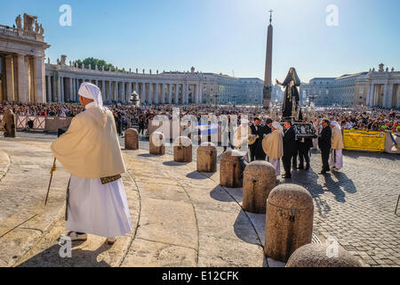 Vatikan-Stadt. 21. Mai 2014. Die Statue der Maria SS. Addolorata von Tarent ist mit der Arciconfraternita del Carmine in einer Prozession zum Papst Francis gebracht - Generalaudienz vom 21 kann 2014 Credit: wirklich Easy Star/Alamy Live News Stockfoto