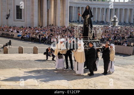 Vatikan-Stadt. 21. Mai 2014. Die Statue der Maria SS. Addolorata von Tarent ist mit der Arciconfraternita del Carmine in einer Prozession zum Papst Francis gebracht - Generalaudienz vom 21 kann 2014 Credit: wirklich Easy Star/Alamy Live News Stockfoto