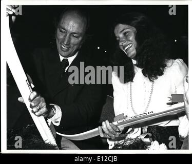 12. Dezember 2011 - eingeschlossen ist ein Foto von Premierminister Pierre Trudeau und seiner Frau Margaret, 23. September 1972 in Vancouver getroffen. Sie sind Betriebe ein paar Ski für ihren Sohn Justin, präsentiert auf der Mulch-Kultur-Abend der Unterhaltung. Stockfoto