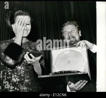 16. Dezember 2011 - überreichte Sophia Loren Gold Star Award, wenn sie die Premiere ihres Films besucht. Sophia Loren gestern Abend erhielt den ersten Alexander Korda Award, eine zwanzig hob Goldstern nach seiner Ernennung zum internationalen Star des Jahres von Stanley Reed, Direktor des British Film Institute. Die Präsentation erfolgte durch Schauspieler Regisseur Peter Ustinov als Sophia die Weltpremiere ihres neuen Films besuchte '' Lady L'' im Empire im Londoner Leicester Square, letzte Nacht. Foto zeigt: Sophia Loren deckt ihr Gesicht in Verwirrung, wie Peter Ustinov die Präsentation gestern Abend macht. Stockfoto