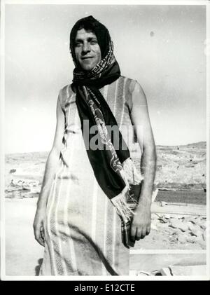 19. Dezember 2011 - bekam wie er seine Bild - Dressing als eine alte Frau. Geniale viele Fotografen. Christos Poulides von Athen, zum Beispiel zu nehmen. Er war alle aufgereiht für '' SchГ¶pfkelle '' - Prinzessin Soraya Griechenlands hatte wütend Meere begegnet, wenn 40 Meilen der Küste von Mykonos in ihrer kleinen Yacht '' Ellen abseits ''. eine Nacht auf einer einsamen Insel verbracht hatte und am nächsten Morgen nach 15 Stunden in Gefahr gerettet wurde. Aber ihre Schüchternheit war so, dass sie sich weigerte, männlichen Fotografen in ihrer Nähe bekommen können, und beschäftigt hart Küstenwache zur Daube weg von den schlauen Tele-Typen Stockfoto