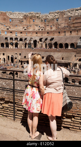 Zwei junge Frauen im Urlaub nehmen ein Selbstporträt, das Kolosseum Interieur, Rom, Italien Europa Stockfoto