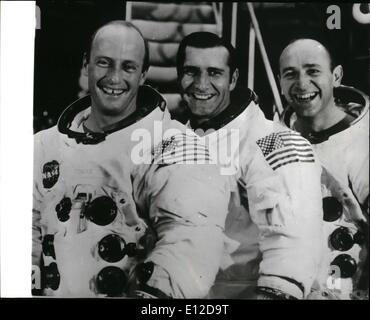 15. Dezember 2011 - Apollo 12 Astronauten: Foto zeigt Apollo 12 Astronauten, von links nach rechts, Charles Conrad, Kommandant; Richard F. Gordon, Befehl Modul-Pilot und Alan L. Beam, Pilot der Mondlandefähre abgebildet alle Lächeln vor der Treppe, die zu ihrer Mission Simulator am Kennedy Space Center. Donrad und Bean wird in einer Mondlandefähre, die Oberfläche des Mondes zu erkunden, während Gordon die Kommandokapsel in der Mondumlaufbahn Piloten absteigen. Die Apollo 12 Einleitung ist für kommenden Freitag geplant. Stockfoto