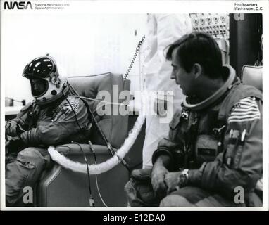 15. Dezember 2011 - KENNEDY SPACE CENTER, Florida -Techniker führen Leck Kontrollen auf Astrronout Krüppel Druckanzug wie Shuttle Cern (rechts) es aussieht. Der Sauger für Druck ",-ist nicht in den passenden Raum der Vorgänge vor dem Abflug der Mannschaft für die Startrampe im letzten Jahrhundert, die Generalprobe vor dem Start. Stockfoto